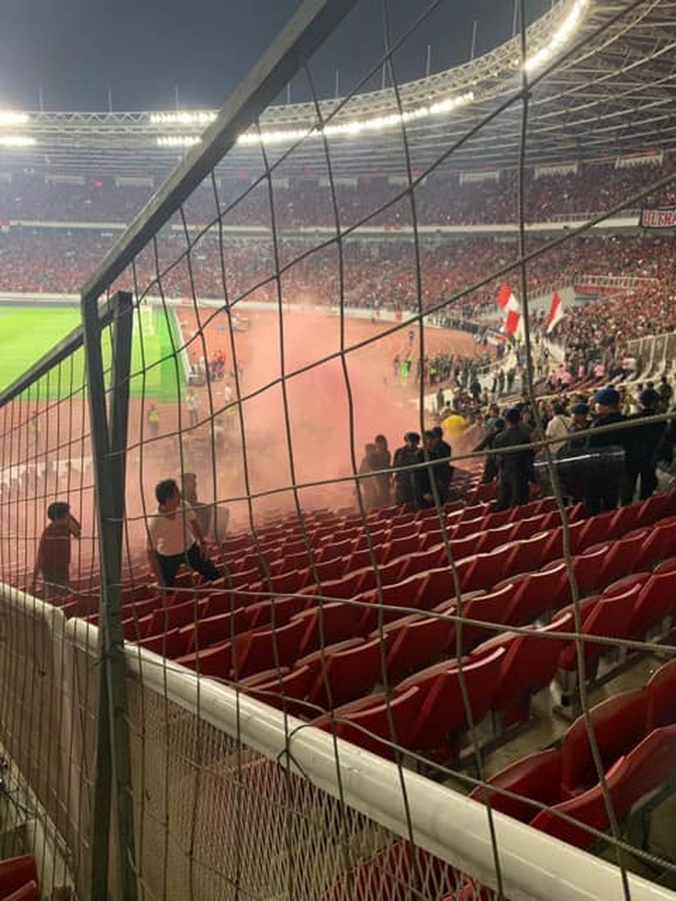 Cổ động viên Indonesia làm loạn, tuyển Malaysia phải rời sân bằng xe bọc thép - 1 Cổ động viên Indonesia làm loạn, tuyển Malaysia phải rời sân bằng xe bọc thép - 1
