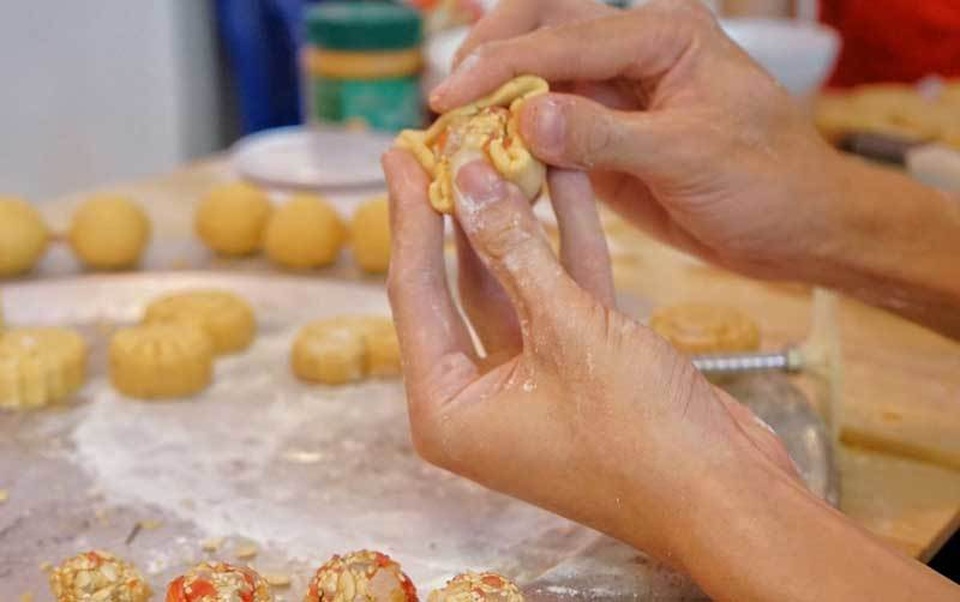 Cafe lạ Hà Nội, bà chủ tự làm 2.000 bánh trung thu tặng khách - 2 Cafe lạ Hà Nội, bà chủ tự làm 2.000 bánh trung thu tặng khách - 2