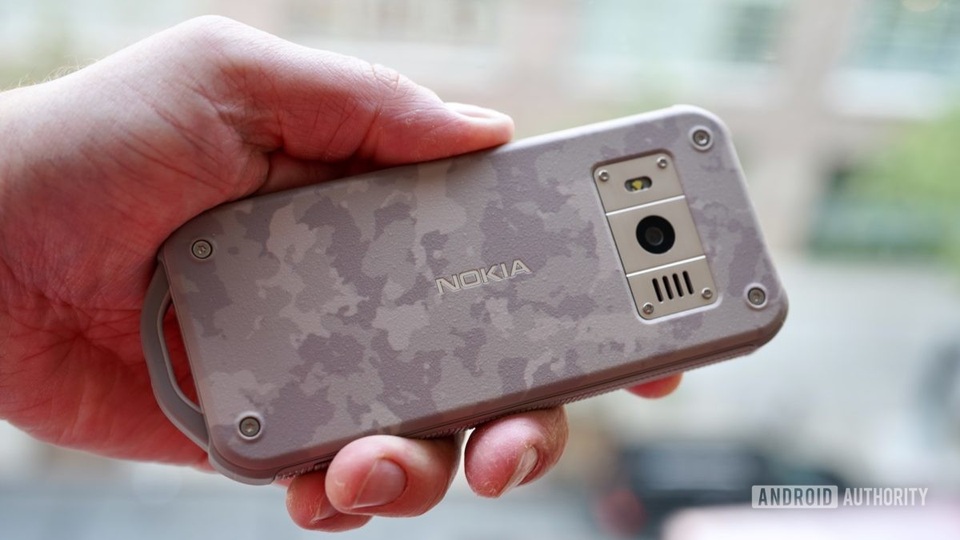 Cận cảnh chiếc điện thoại nồi đồng cối đá vừa ra mắt của Nokia, giá gần 3 triệu đồng - 4 Cận cảnh chiếc điện thoại nồi đồng cối đá vừa ra mắt của Nokia, giá gần 3 triệu đồng - 4