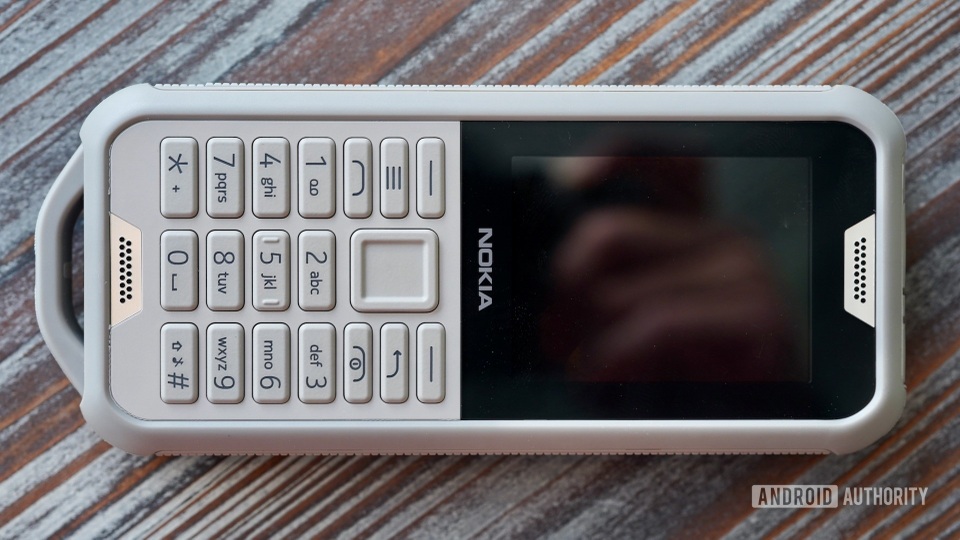 Cận cảnh chiếc điện thoại nồi đồng cối đá vừa ra mắt của Nokia, giá gần 3 triệu đồng - 5 Cận cảnh chiếc điện thoại nồi đồng cối đá vừa ra mắt của Nokia, giá gần 3 triệu đồng - 5