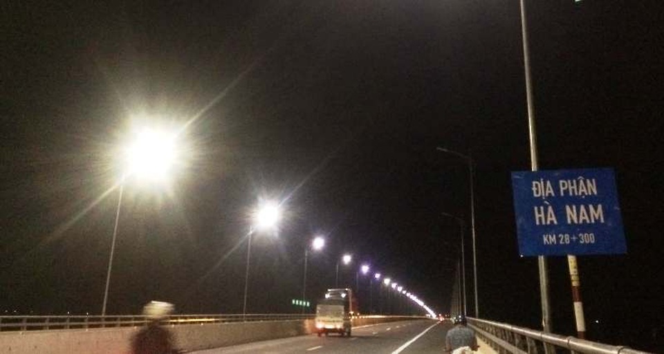 Cây cầu đêm nào cũng nửa sáng nửa tối: Đèn đã sáng nhưng vẫn... bất bình thường! - 1 Cây cầu đêm nào cũng nửa sáng nửa tối: Đèn đã sáng nhưng vẫn... bất bình thường! - 1