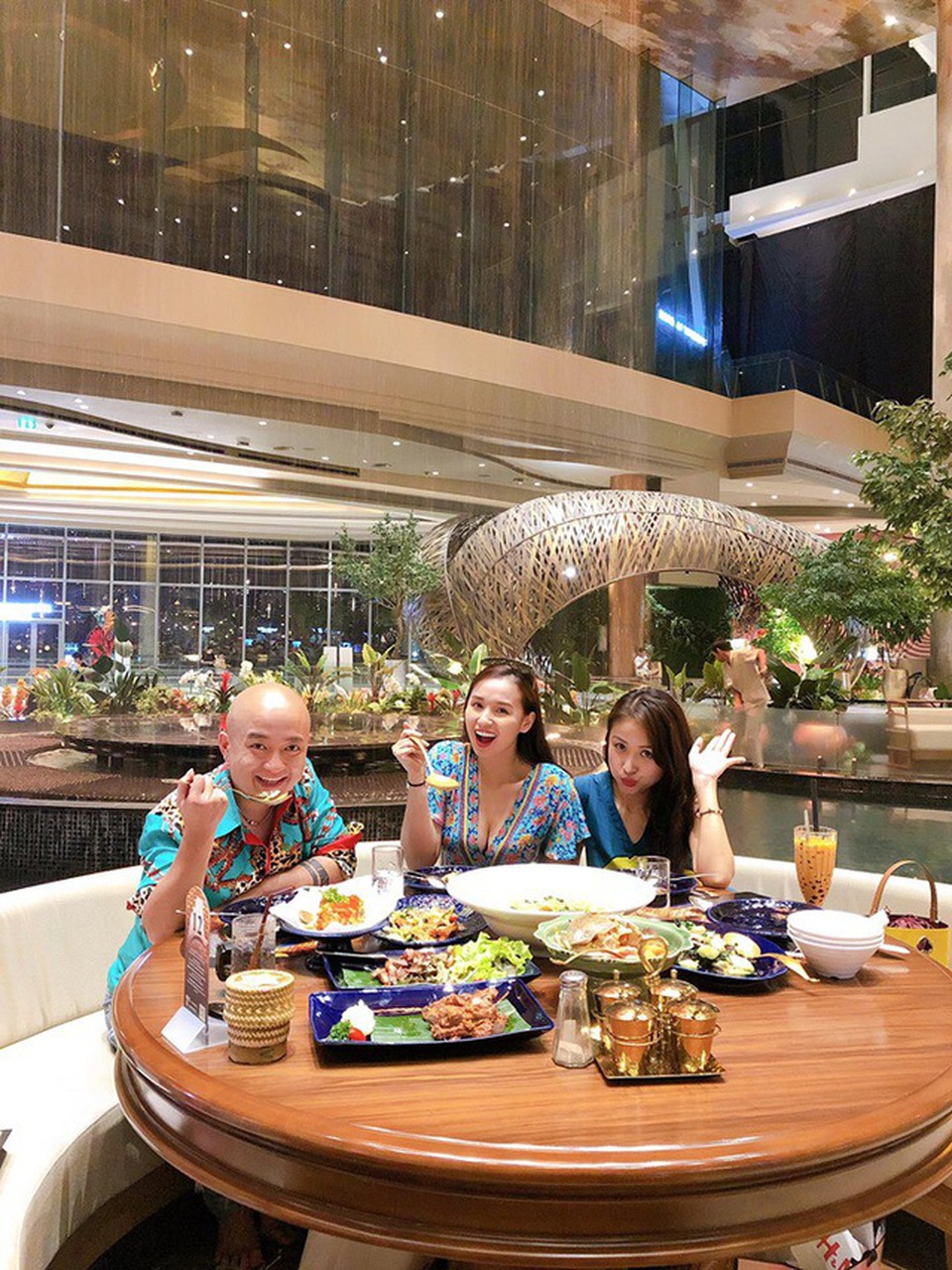 Ở tuổi 34, Lã Thanh Huyền ngày càng sang chảnh bên hội bạn thân - 2