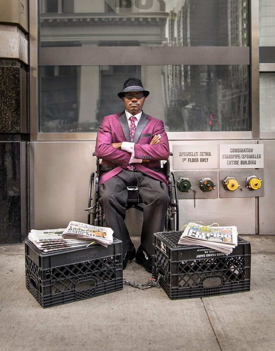 Người bán báo “chất” nhất New York, đến tín đồ thời trang cũng chào thua - 3 Người bán báo “chất” nhất New York, đến tín đồ thời trang cũng chào thua - 3