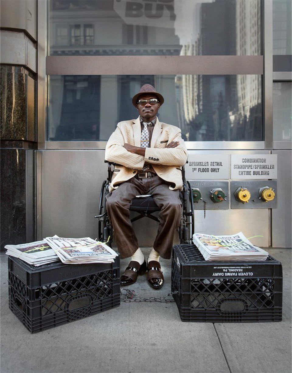 Người bán báo “chất” nhất New York, đến tín đồ thời trang cũng chào thua - 2 Người bán báo “chất” nhất New York, đến tín đồ thời trang cũng chào thua - 2