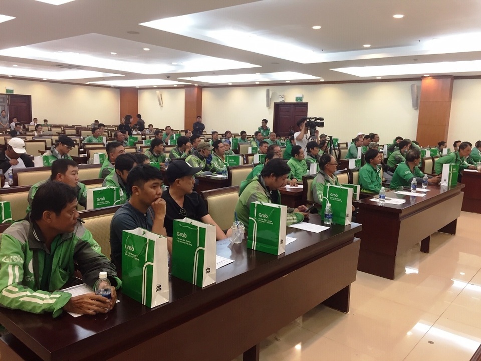 Tài xế Grab phản ứng vì bị thu thuế khi cày hơn 100 triệu đồng/năm - 1 Tài xế Grab phản ứng vì bị thu thuế khi cày hơn 100 triệu đồng/năm - 1