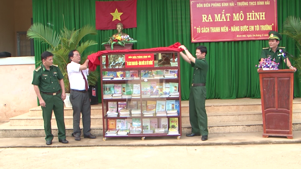 Tủ sách cho học sinh nghèo của người lính quân hàm xanh - 1 Tủ sách cho học sinh nghèo của người lính quân hàm xanh - 1