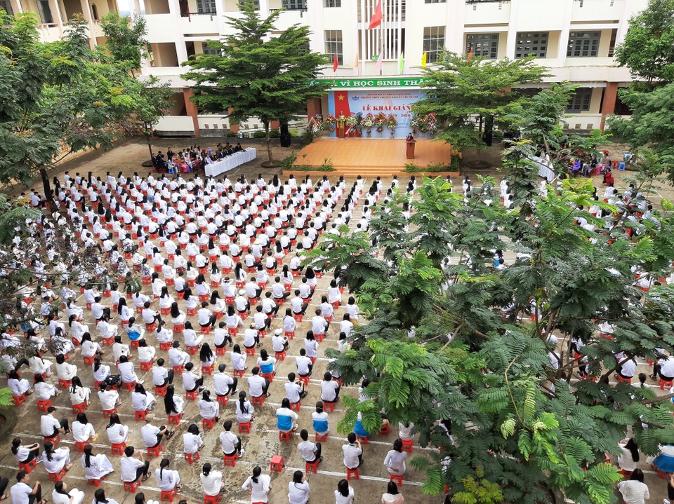 Thầy cô và gần 1.000 học sinh nhảy cha cha cha gây “sốt” mạng xã hội - 2 Thầy cô và gần 1.000 học sinh nhảy cha cha cha gây “sốt” mạng xã hội - 2