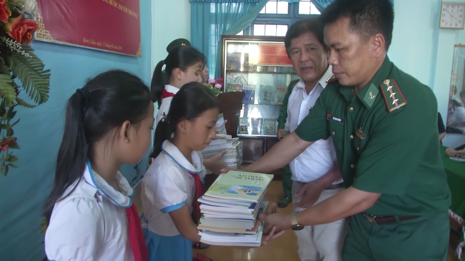Tủ sách cho học sinh nghèo của người lính quân hàm xanh - 2 Tủ sách cho học sinh nghèo của người lính quân hàm xanh - 2