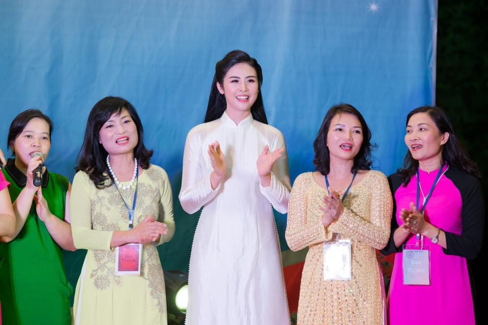 Hoa hậu Ngọc Hân hội ngộ MC Thành Trung, Quỳnh Chi khi về thăm trường cũ - 6 Hoa hậu Ngọc Hân hội ngộ MC Thành Trung, Quỳnh Chi khi về thăm trường cũ - 6
