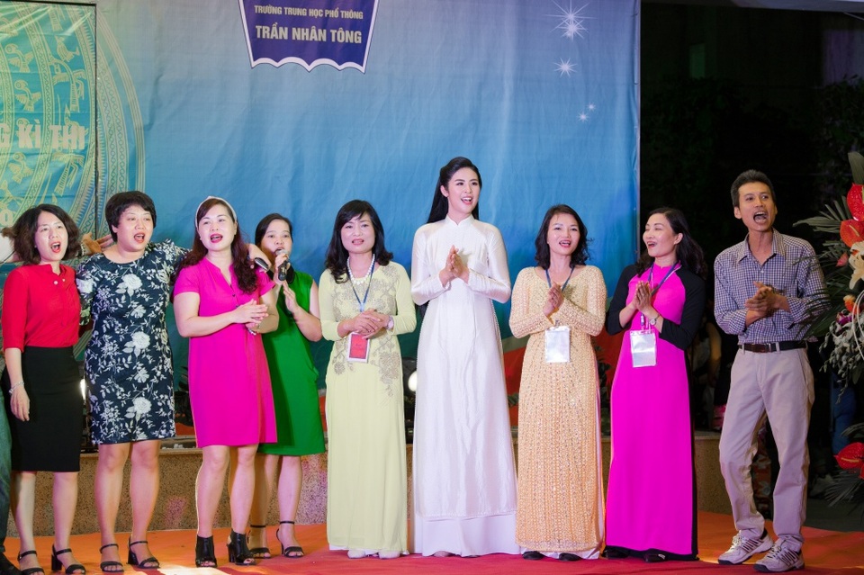 Hoa hậu Ngọc Hân hội ngộ MC Thành Trung, Quỳnh Chi khi về thăm trường cũ - 2 Hoa hậu Ngọc Hân hội ngộ MC Thành Trung, Quỳnh Chi khi về thăm trường cũ - 2