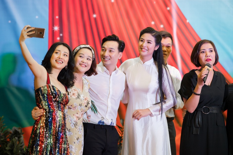 Hoa hậu Ngọc Hân hội ngộ MC Thành Trung, Quỳnh Chi khi về thăm trường cũ - 3 Hoa hậu Ngọc Hân hội ngộ MC Thành Trung, Quỳnh Chi khi về thăm trường cũ - 3