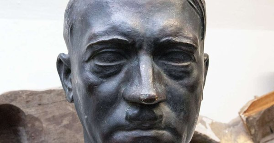 Bí mật về tượng Hitler ở hầm Thượng viện Pháp - 1 Bí mật về tượng Hitler ở hầm Thượng viện Pháp - 1