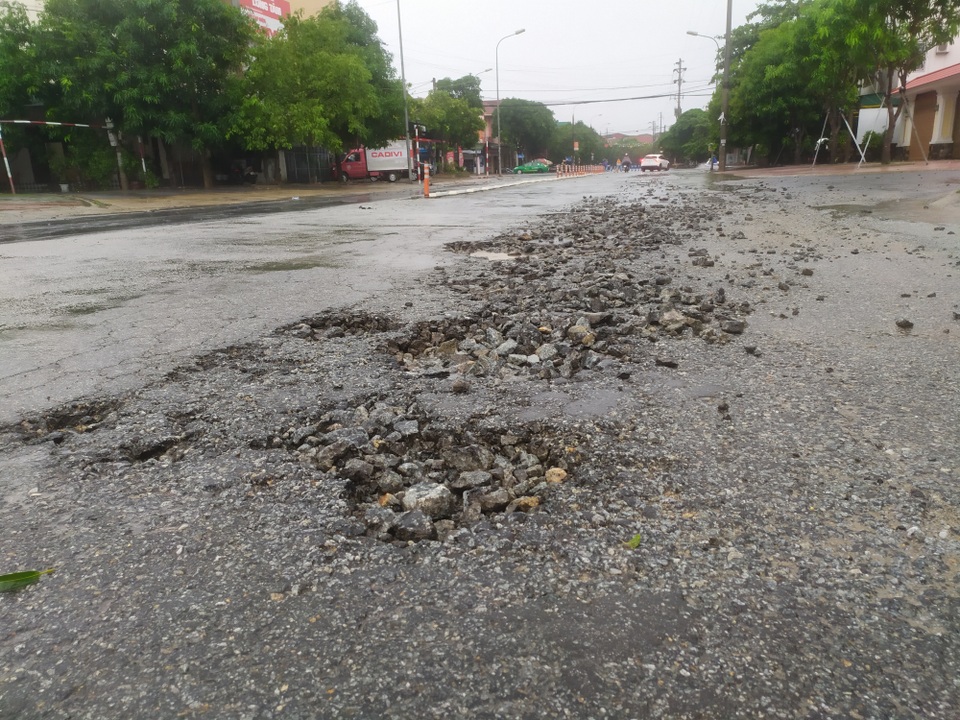 Hết hồn với cạm bẫy giao thông sau mưa lớn - 1