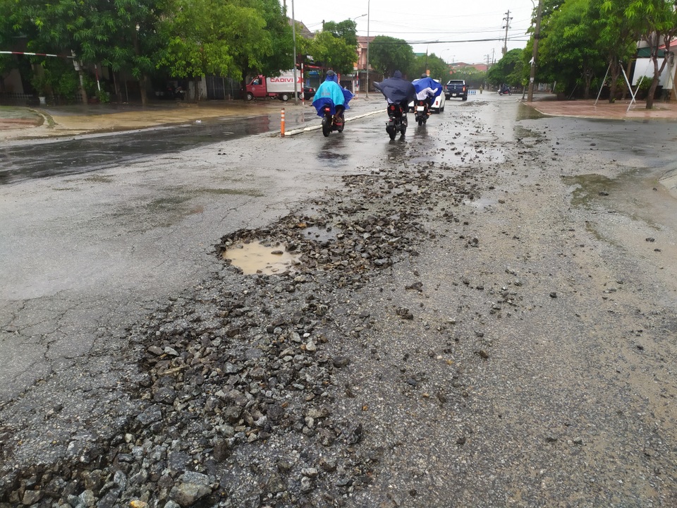 Hết hồn với cạm bẫy giao thông sau mưa lớn - 2