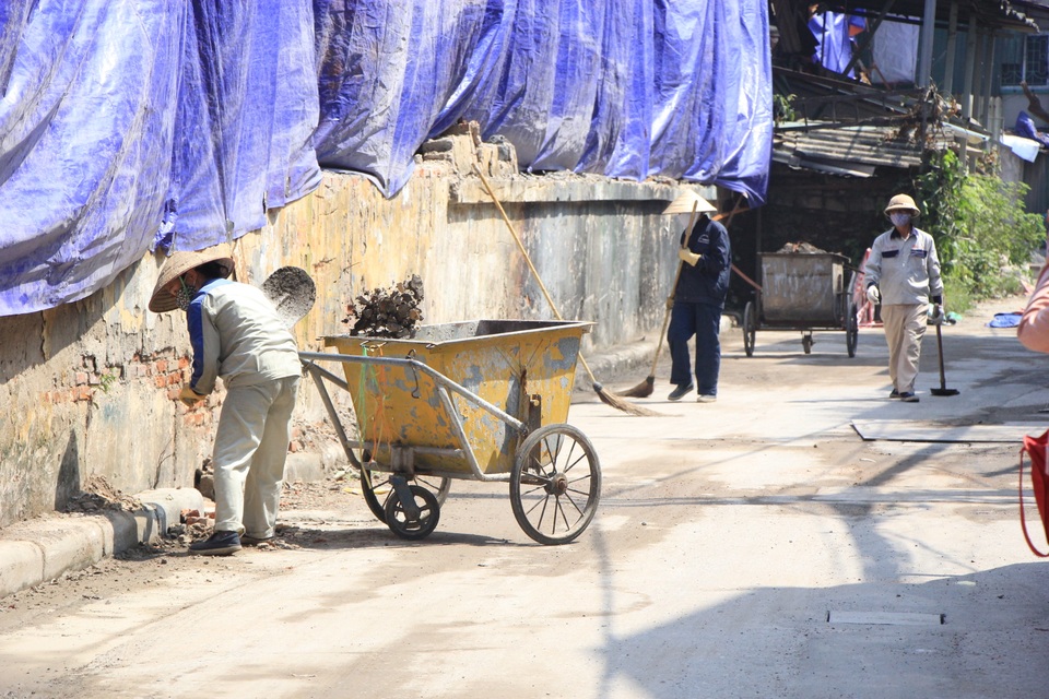 Quây bạt, dọn vệ sinh quanh khu vực cháy Nhà máy Rạng Đông - 3 Quây bạt, dọn vệ sinh quanh khu vực cháy Nhà máy Rạng Đông - 3