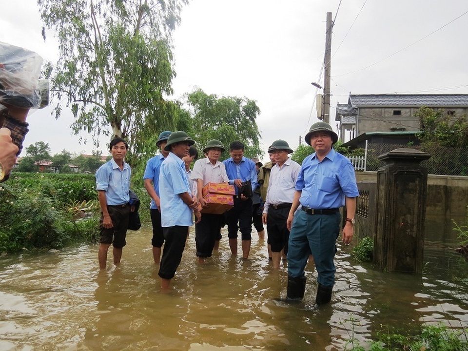Bộ trưởng TNMT tới thăm và động viên người dân vùng lũ - 2 Bộ trưởng TNMT tới thăm và động viên người dân vùng lũ - 2