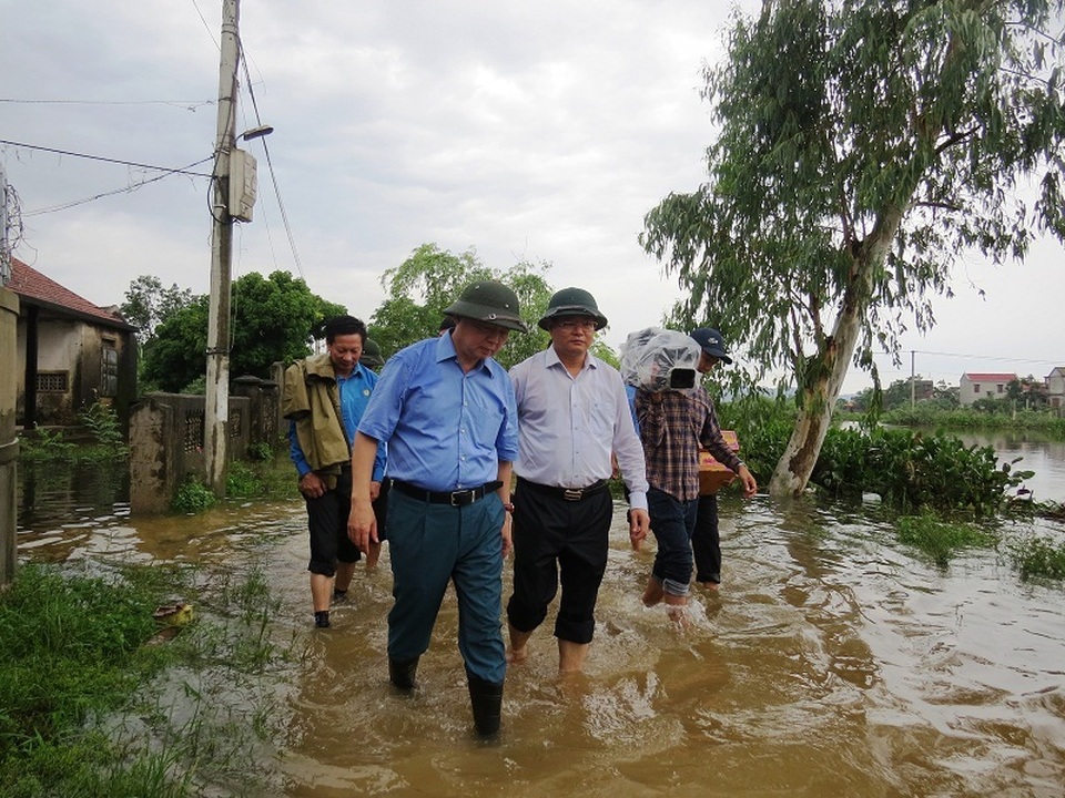 Bộ trưởng TNMT tới thăm và động viên người dân vùng lũ - 1 Bộ trưởng TNMT tới thăm và động viên người dân vùng lũ - 1