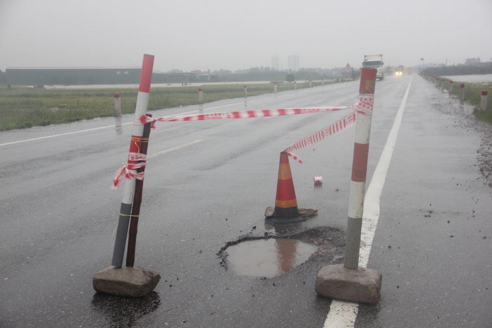 Hết hồn với cạm bẫy giao thông sau mưa lớn - 4