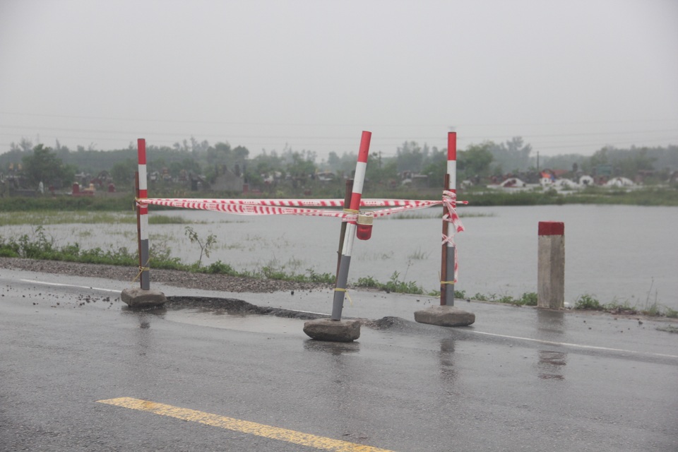 Hết hồn với cạm bẫy giao thông sau mưa lớn - 3