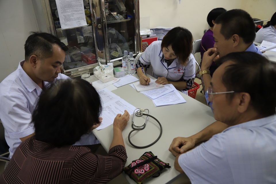 Hàng trăm người dân được khám sức khoẻ miễn phí sau vụ cháy nhà máy Rạng Đông - 5 Hàng trăm người dân được khám sức khoẻ miễn phí sau vụ cháy nhà máy Rạng Đông - 5