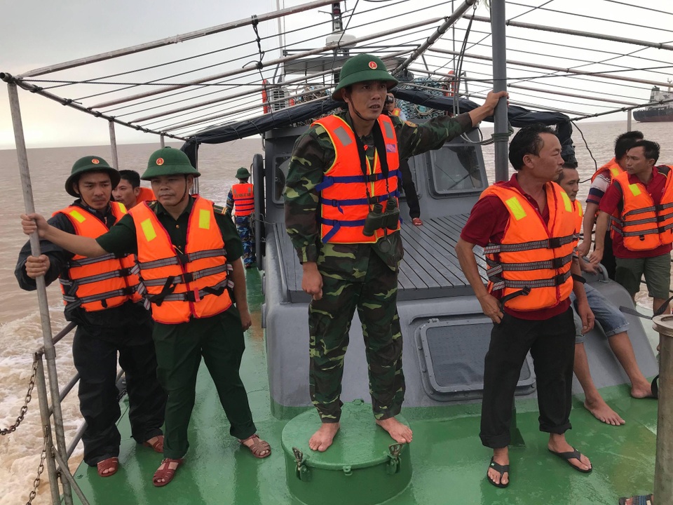 Vụ chìm tàu cá khiến nhiều người mất tích: Huy động 5 tàu lớn tiếp tục tìm kiếm - 3 Vụ chìm tàu cá khiến nhiều người mất tích: Huy động 5 tàu lớn tiếp tục tìm kiếm - 3