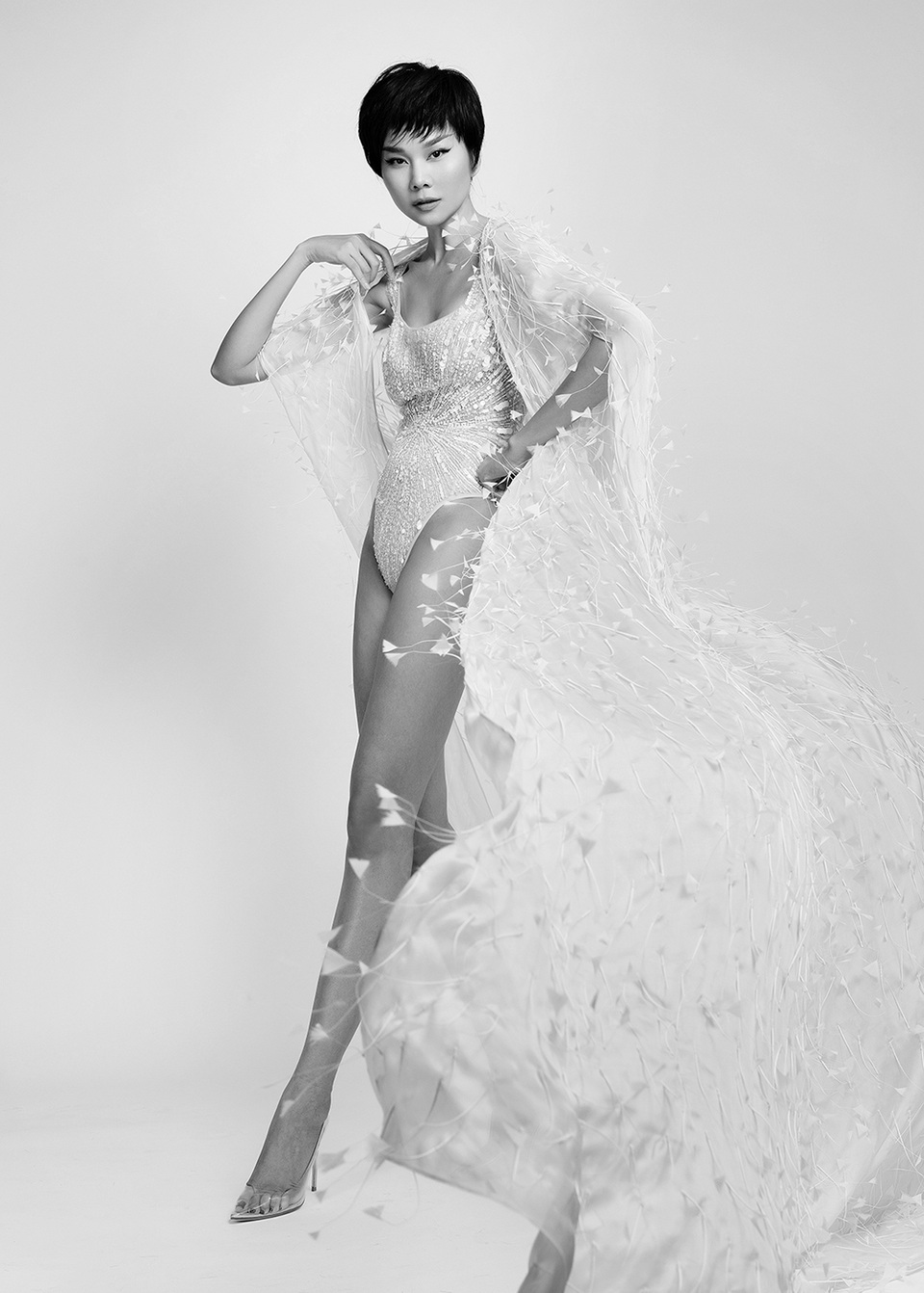 Người mẫu Thanh Hằng gây sốt khi chụp ảnh hở bạo - 6