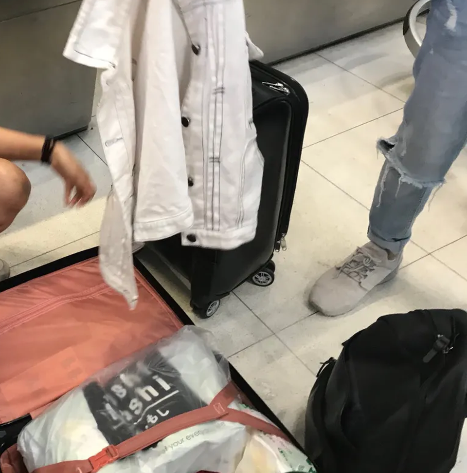 Đi du lịch mà diện váy áo, giày dép như... trình diễn thời trang - 3