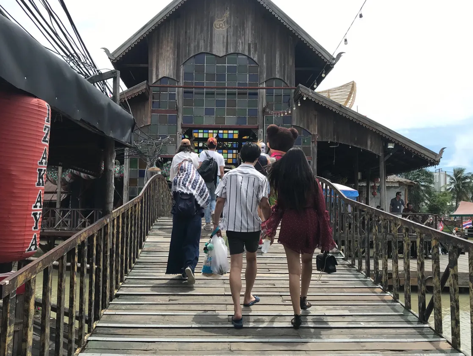 Đi du lịch mà diện váy áo, giày dép như... trình diễn thời trang - 4