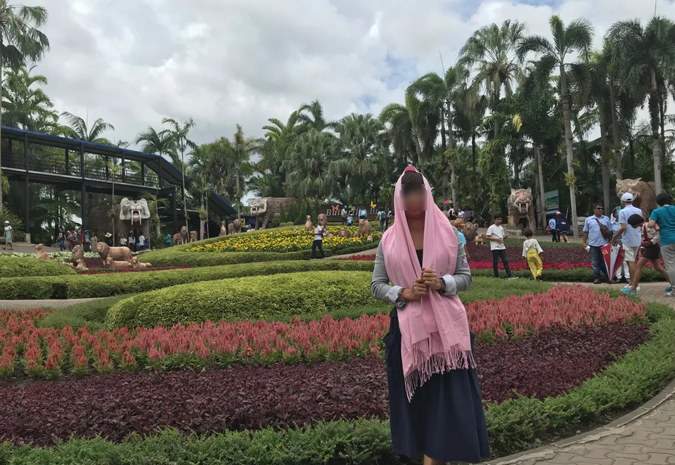 Đi du lịch mà diện váy áo, giày dép như... trình diễn thời trang - 2