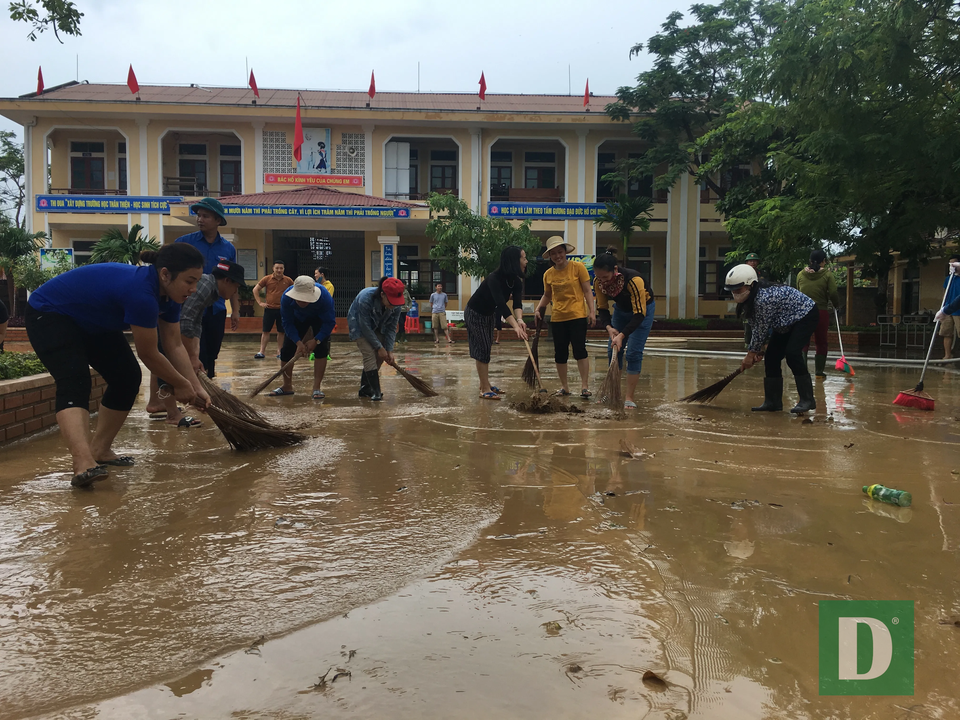 Trường học vùng lũ căng mình khắc phục hậu quả để ổn định giảng dạy - 3 Trường học vùng lũ căng mình khắc phục hậu quả để ổn định giảng dạy - 3