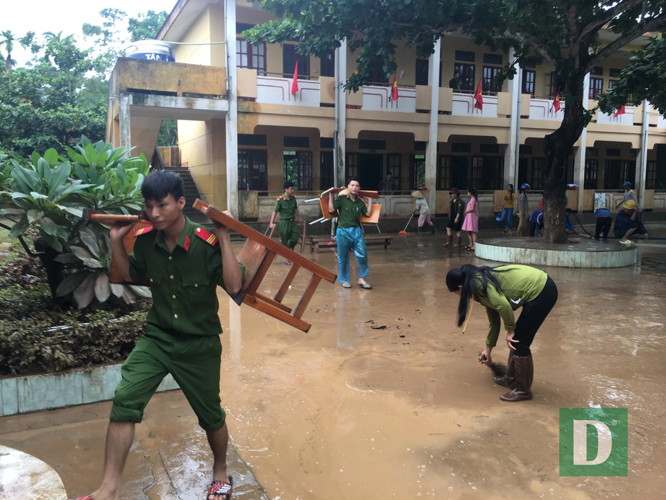 Trường học vùng lũ căng mình khắc phục hậu quả để ổn định giảng dạy - 4 Trường học vùng lũ căng mình khắc phục hậu quả để ổn định giảng dạy - 4
