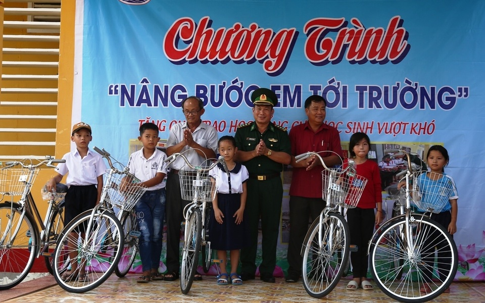 Bộ đội Biên phòng Đồng Tháp tặng xe đạp và học bổng cho học sinh nghèo - 1 Bộ đội Biên phòng Đồng Tháp tặng xe đạp và học bổng cho học sinh nghèo - 1