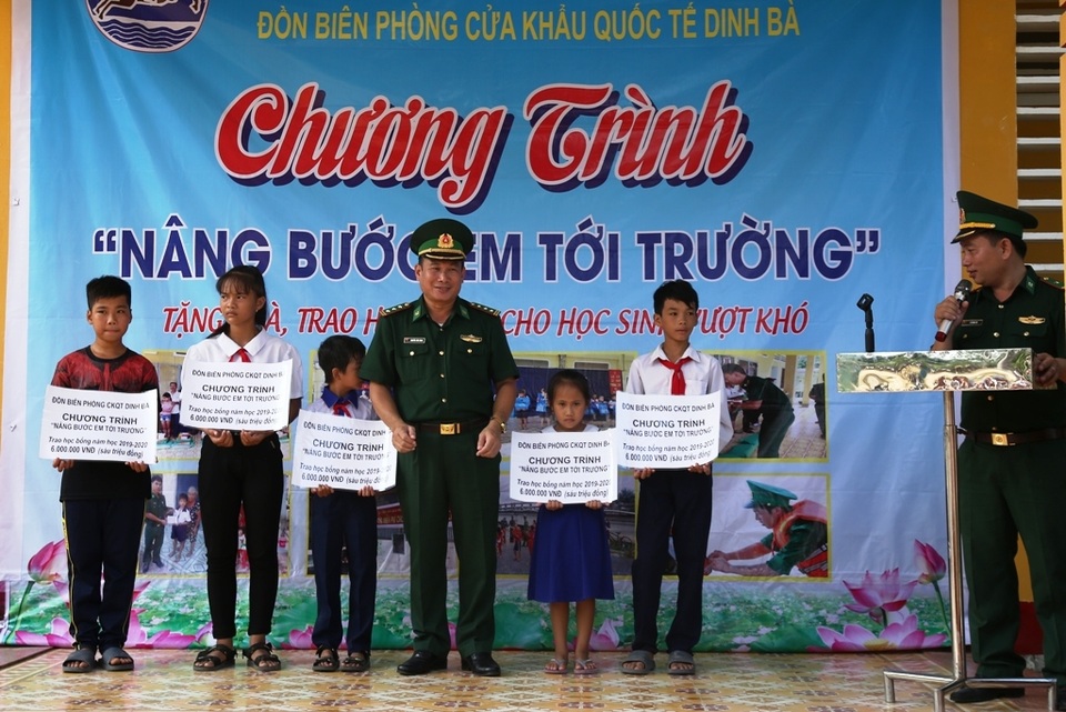 Bộ đội Biên phòng Đồng Tháp tặng xe đạp và học bổng cho học sinh nghèo - 2 Bộ đội Biên phòng Đồng Tháp tặng xe đạp và học bổng cho học sinh nghèo - 2