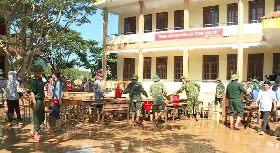Tiếp tế lương thực, thăm khám sức khỏe cho người dân vùng rốn lũ - 5 Tiếp tế lương thực, thăm khám sức khỏe cho người dân vùng rốn lũ - 5