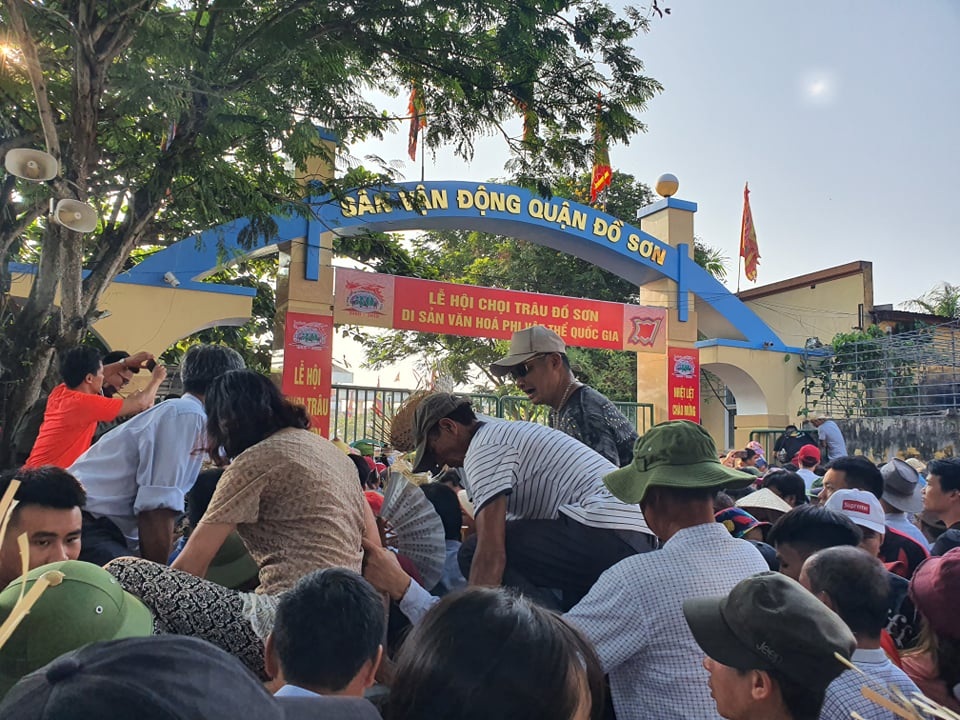 Biển người đổ về Lễ hội chọi trâu Đồ Sơn 2019 - 8 Biển người đổ về Lễ hội chọi trâu Đồ Sơn 2019 - 8