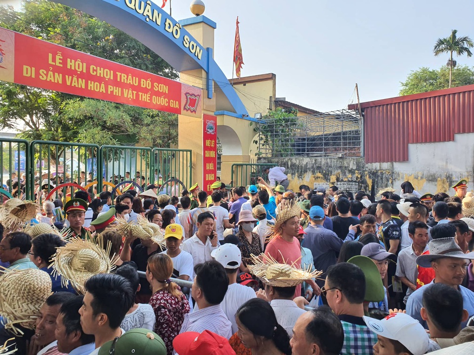 Biển người đổ về Lễ hội chọi trâu Đồ Sơn 2019 - 1 Biển người đổ về Lễ hội chọi trâu Đồ Sơn 2019 - 1