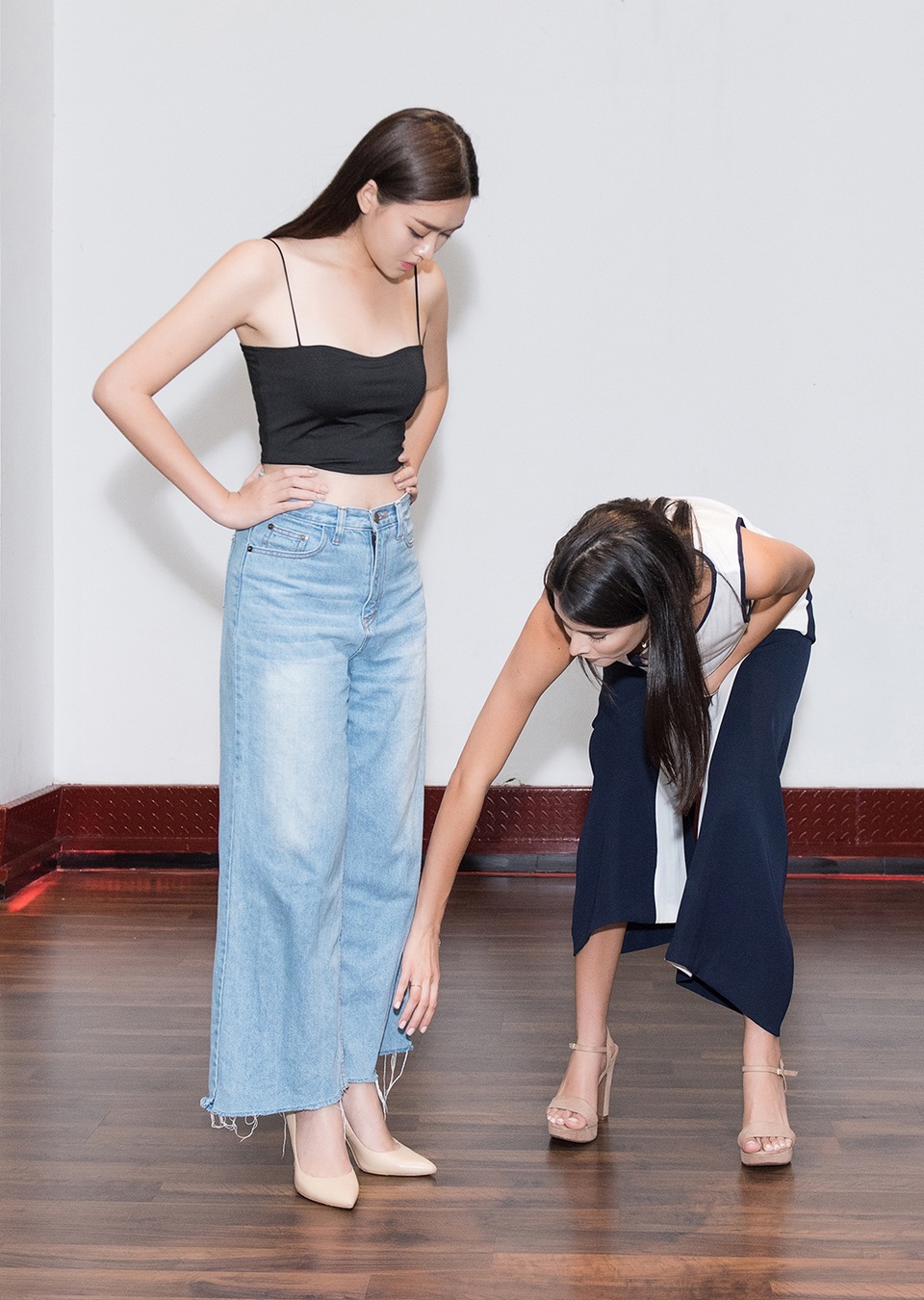Hoa hậu Quốc tế Mariem Velazco tận tình hướng dẫn Tường San catwalk - 6 Hoa hậu Quốc tế Mariem Velazco tận tình hướng dẫn Tường San catwalk - 6