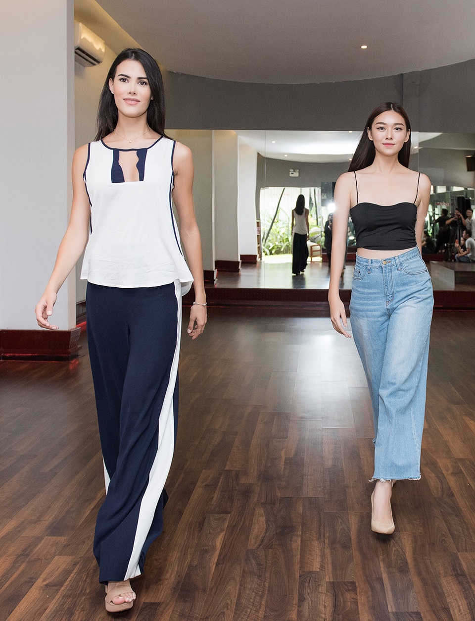 Hoa hậu Quốc tế Mariem Velazco tận tình hướng dẫn Tường San catwalk - 3 Hoa hậu Quốc tế Mariem Velazco tận tình hướng dẫn Tường San catwalk - 3
