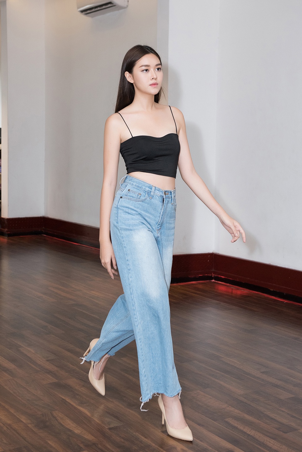 Hoa hậu Quốc tế Mariem Velazco tận tình hướng dẫn Tường San catwalk - 9 Hoa hậu Quốc tế Mariem Velazco tận tình hướng dẫn Tường San catwalk - 9