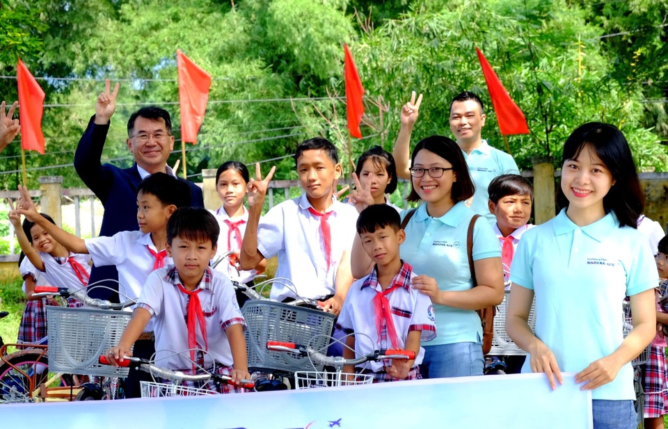 Trao quà đến học sinh Quảng Nam Trao quà đến học sinh Quảng Nam