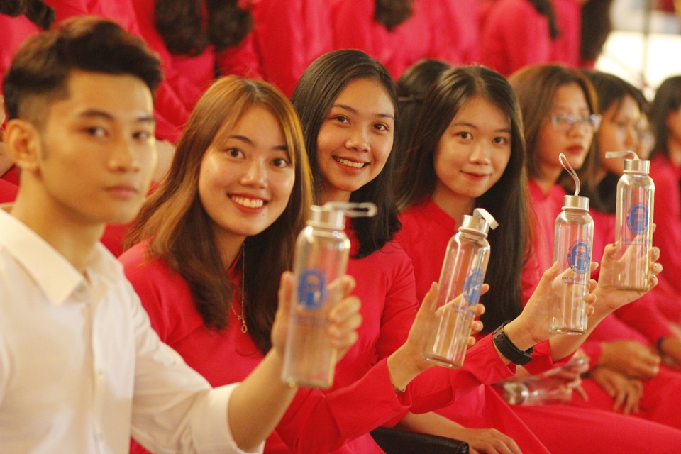 Trường ĐH Mở Hà Nội “Nói không với rác thải nhựa” trong lễ khai giảng - 3 Trường ĐH Mở Hà Nội “Nói không với rác thải nhựa” trong lễ khai giảng - 3
