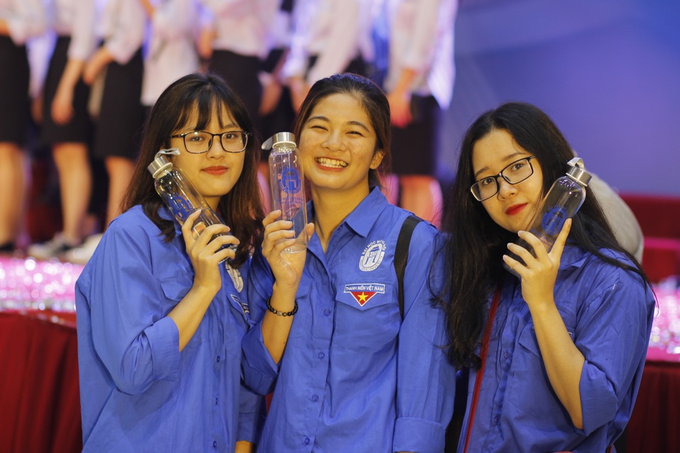 Trường ĐH Mở Hà Nội “Nói không với rác thải nhựa” trong lễ khai giảng - 1 Trường ĐH Mở Hà Nội “Nói không với rác thải nhựa” trong lễ khai giảng - 1