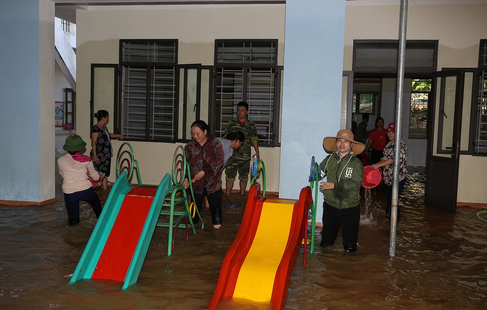 Phó Thủ tướng thăm hỏi, động viên bà con vùng lũ - 4 Phó Thủ tướng thăm hỏi, động viên bà con vùng lũ - 4