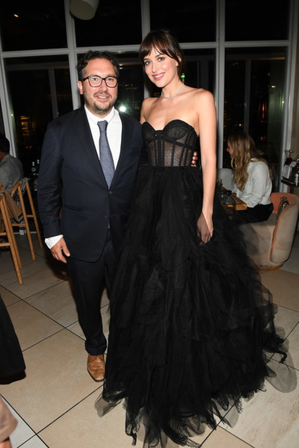 Vòng một khiêm tốn, Dakota Johnson vẫn đẹp quyến rũ - 4 Vòng một khiêm tốn, Dakota Johnson vẫn đẹp quyến rũ - 4