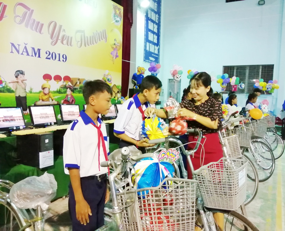 Trường ĐH Bạc Liêu mang Trung thu rộn ràng đến sớm với thiếu nhi - 2 Trường ĐH Bạc Liêu mang Trung thu rộn ràng đến sớm với thiếu nhi - 2