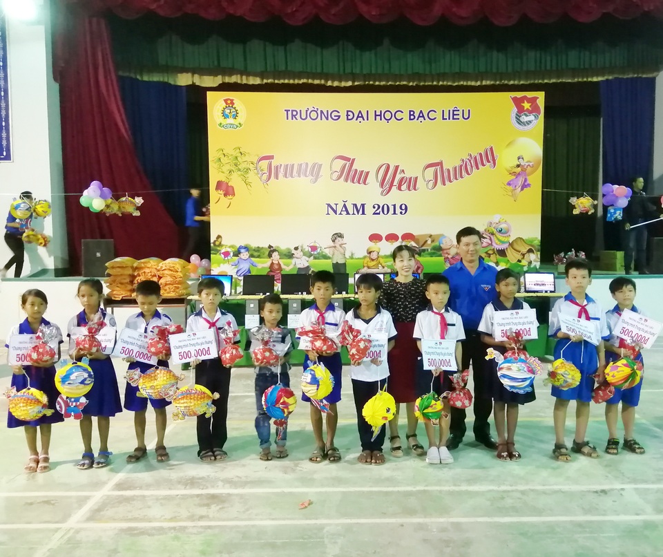 Trường ĐH Bạc Liêu mang Trung thu rộn ràng đến sớm với thiếu nhi - 4 Trường ĐH Bạc Liêu mang Trung thu rộn ràng đến sớm với thiếu nhi - 4