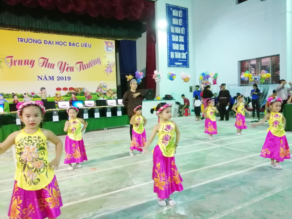 Trường ĐH Bạc Liêu mang Trung thu rộn ràng đến sớm với thiếu nhi - 1 Trường ĐH Bạc Liêu mang Trung thu rộn ràng đến sớm với thiếu nhi - 1