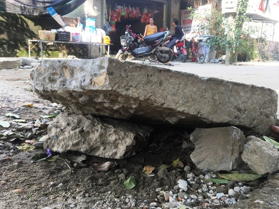 Dân hoang mang vì lòng đất tiếp tục nổ lớn khiến đường sụt, nhà nứt - 4