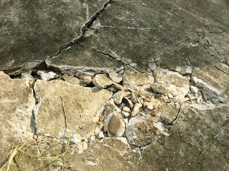 Dân hoang mang vì lòng đất tiếp tục nổ lớn khiến đường sụt, nhà nứt - 3