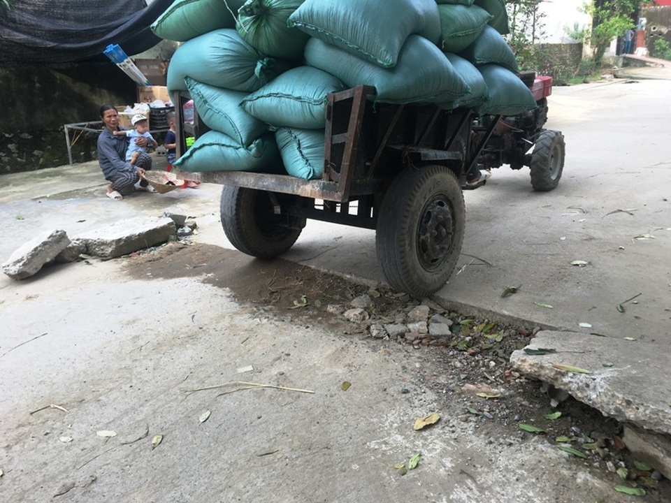 Dân hoang mang vì lòng đất tiếp tục nổ lớn khiến đường sụt, nhà nứt - 6